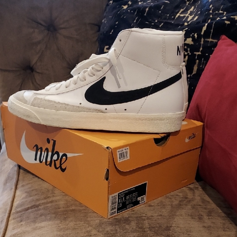 Nike White and Black High-Tops